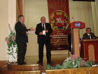 Profiessor_L.G._Barabanov_naghrazhdaiet_Pochietnoi_ghramotoi_d.m.n._S.F._Korsuna.jpg